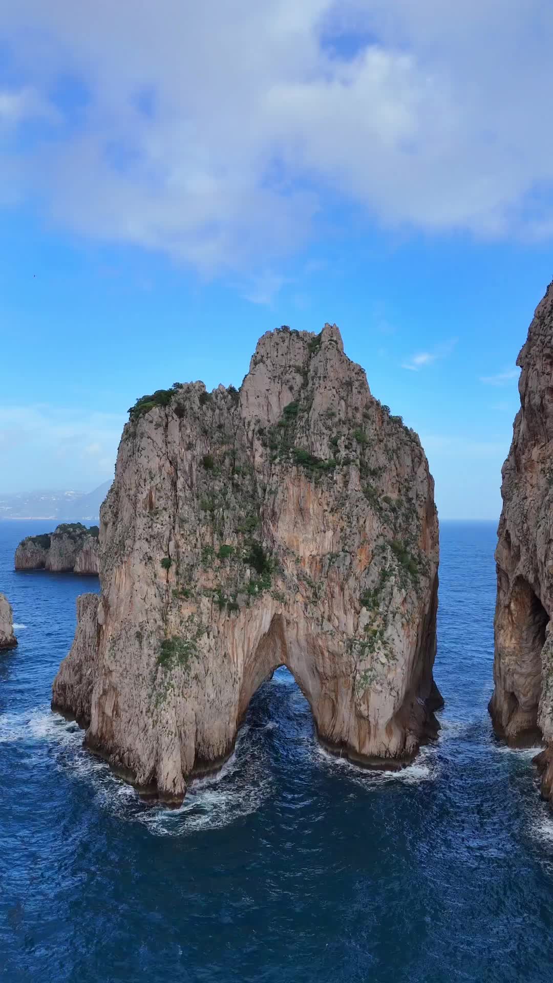 Capri | L’isola che non si scorda mai
 
🎥 @fb_capri 
📍 Capri, Italy 

#isoladicapri #capri #wheninitaly #italiabella #isoladicapri #costieraamalfitana #visititaly #capriitaly #capriisland #travelinspiration #italytravel #amalfiküste #beautifuldestinations #isoladicapri #italytrip #amalficoast  #italylover #dolcevita #beautifuldestinations #travelinspo #faraglionidicapri