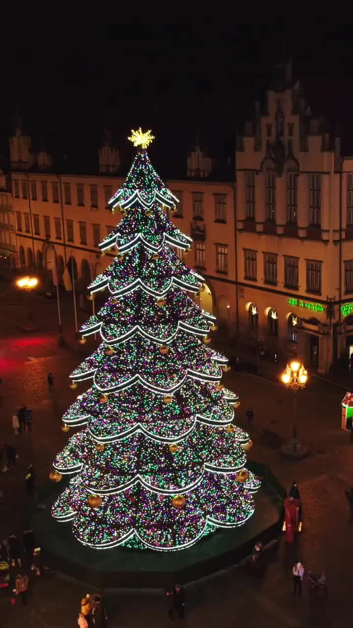 🇵🇱▫️Rynek Wrocław Choinka 2022 #christmastime #winter2022 #igerswroclaw #dronevideo #dronefootage #visitpoland #polskazdrona #polandphotos #polskajestpiekna #polska #sopthedrone #visitpoland #visitwroclaw #rynekwroclaw #breslau #nightcity #christmastree #dronowespacery