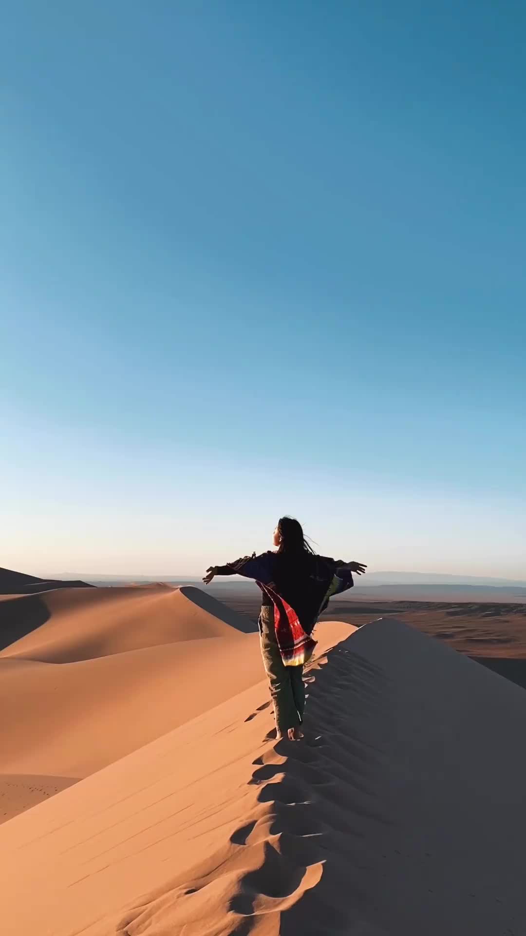 꿈에 그리던 사막을 처음으로 올라가본 날🐪
너무 힘들었지만 그만큼 아름다운 풍경이 맞이해줬다

📍몽골 고비사막