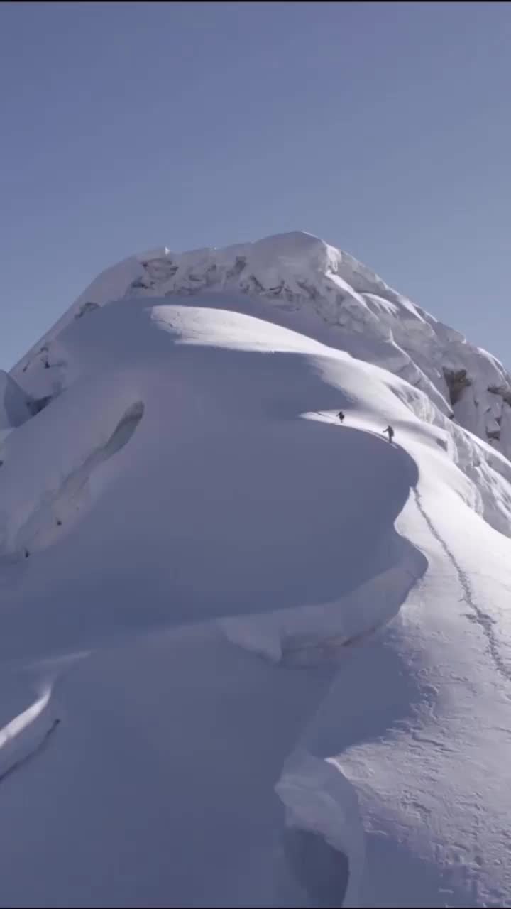 Did you know that in the Cordillera Blanca you can ski?
⛷️🏔️💫💯

Credits 🎥 @jacoriat 
.
.
.
.
.
.
.
.
.
#cordillerablanca #huascarannationalpark #andesmountains #travel #huaraz #wearesking #skimo #freeskiing #powderskiing #skiingpowder #skiingseason #jetskiing#skilife #skiday #skiing #skitour #skiingwithkids #skiingmagazine #skiingfun #fletsgoskiing #freerideskiing #nightskiing #skiingisbelieving #skiingeverydamnday #skijump#skiingfamily #skicreative #iloveskiing