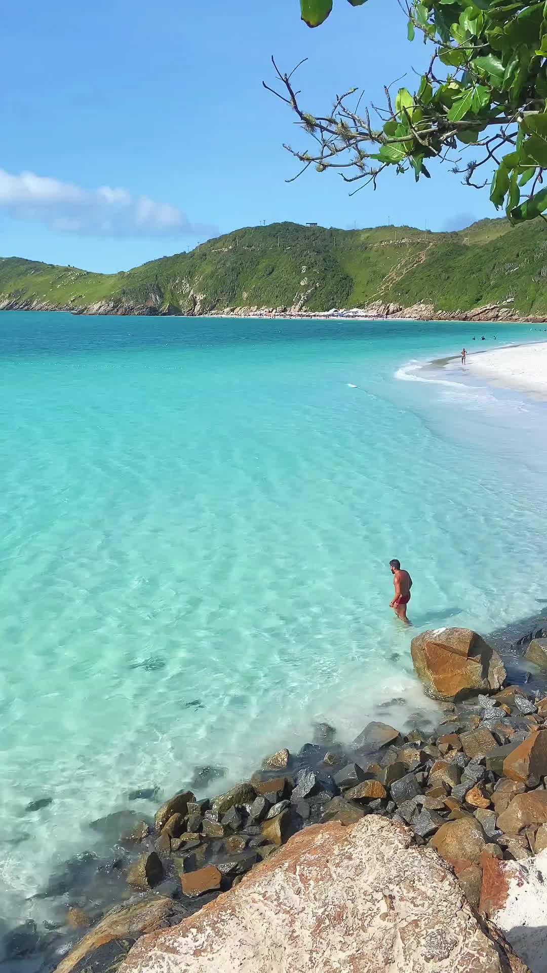 📍Que Arraial do Cabo é um paraíso, todo mundo já sabe. Mas pra você que ainda não conhece, fica a dica para visitar as Prainhas do Pontal do Atalaia. O acesso pode ser feito por carro, barco ou trilha, e o cenário é sempre espetacular.
.
.
🌎Quer conhecer mais sobre lugares incríveis do nosso Brasil?💭
.
.
✅Siga @felipezeid e @tripmundao e acompanhe as dicas🚀