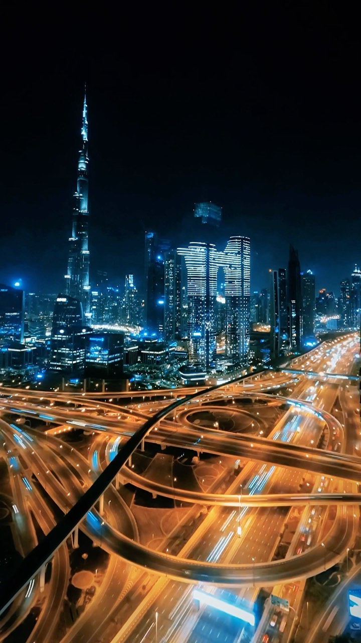 View from my room. Dubai is like a fantasy land. Something out of the future. Already swam in the worlds deepest pool now it’s time to get up the worlds tallest building.

#dubai #cityscape #uae #burjkhalifa #timelapse