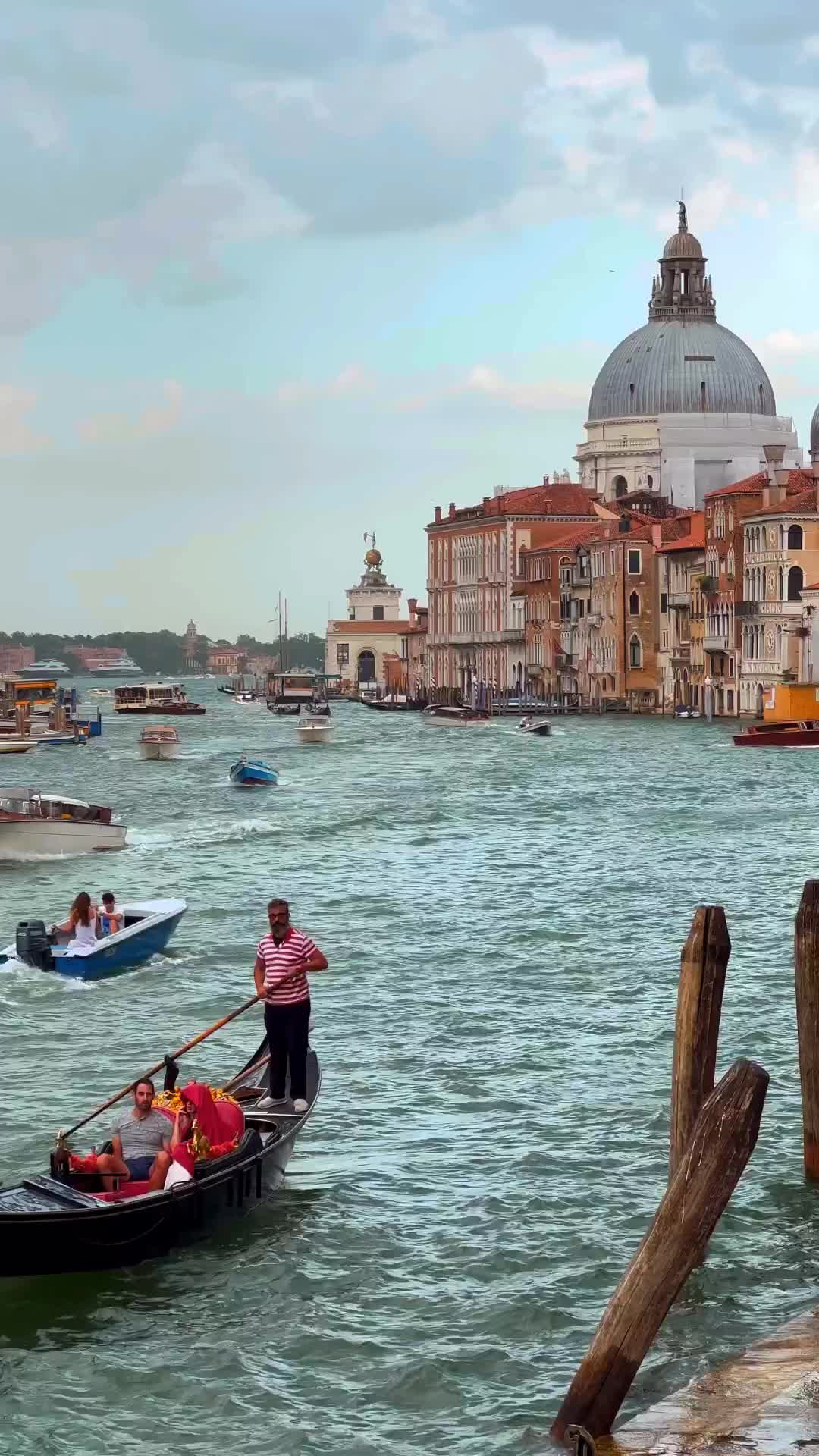 Explore Venezia: Gondola Rides on the Grand Canal