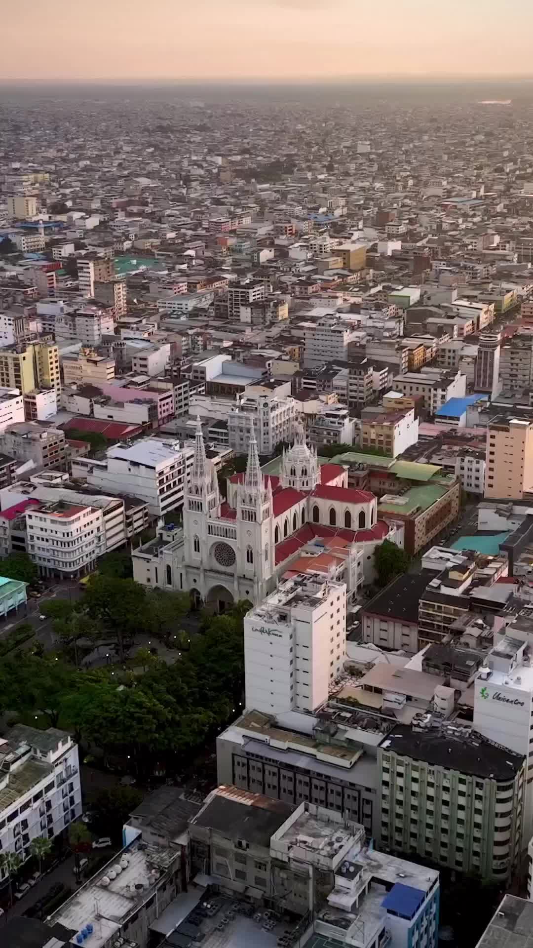 La Catedral Metropolitana de Guayaquil: Aerial Tour
