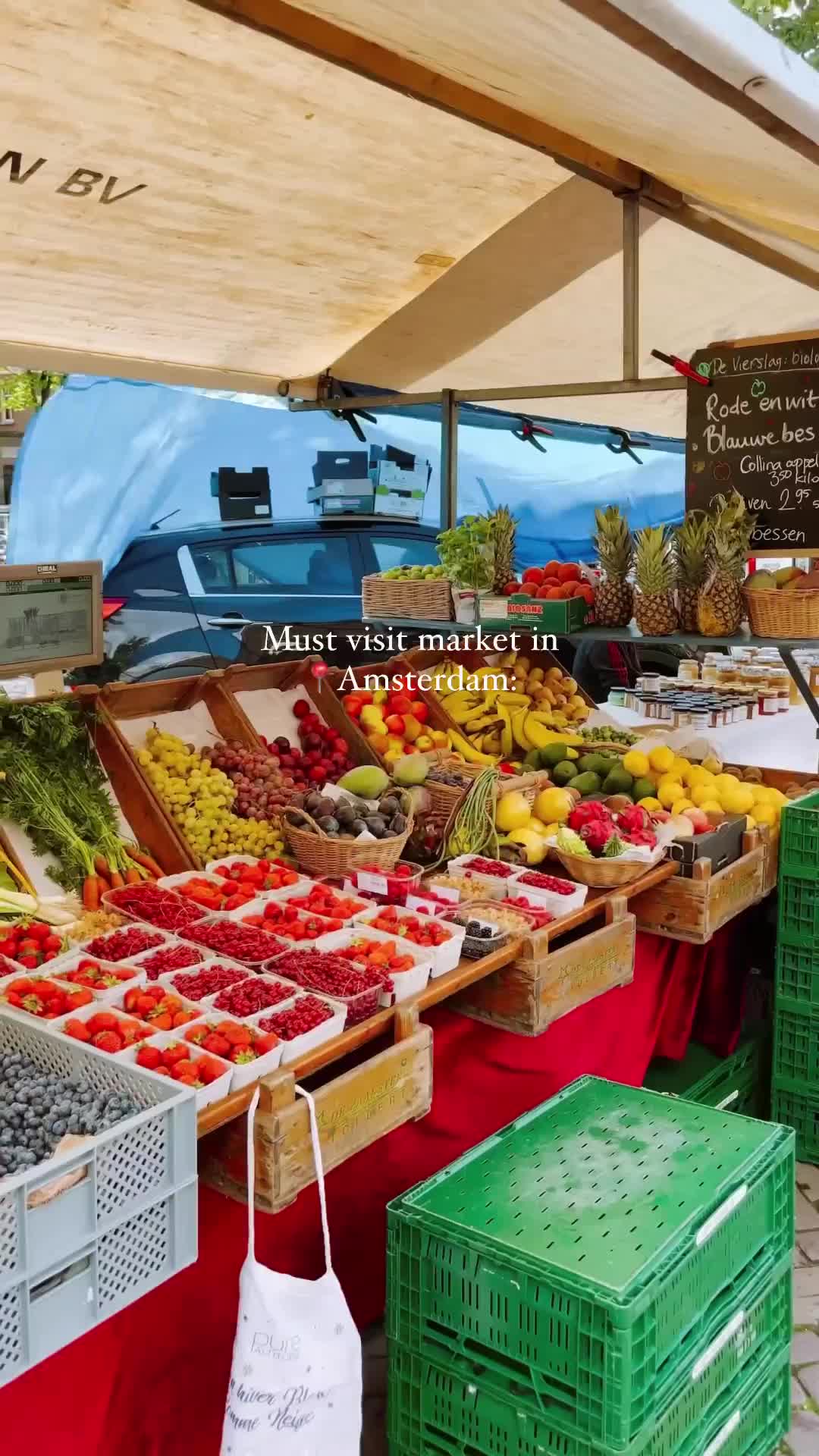 Have you been to this market? 
🌻🍇🥂🧺🧀

It’s one of the oldest markets (400 years old!) in Amsterdam and it feels very authentic with many choices in fresh flowers & food, art, (vintage) clothing and handmade jewelry 🥰 

📍Noordermarkt, Amsterdam

Takes place every Saturday and Monday morning! 

SAVE for your visit to the Netherlands 💛