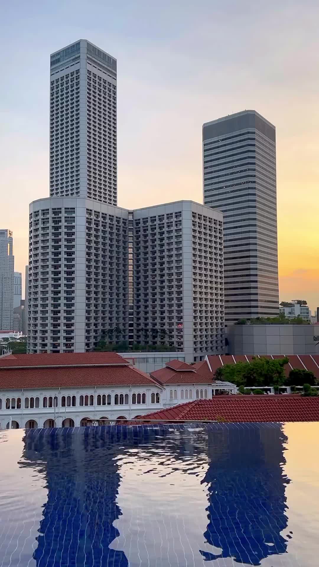 Watching the sun set behind the skyscrapers of Singapore is exactly what you will experience at Naumi Singapore !
@naumihotels 

#naumisingapore #naumihotels #singapore #singaporelife #infinitypool #hotel #luxuryhotel #skyscraper #travel