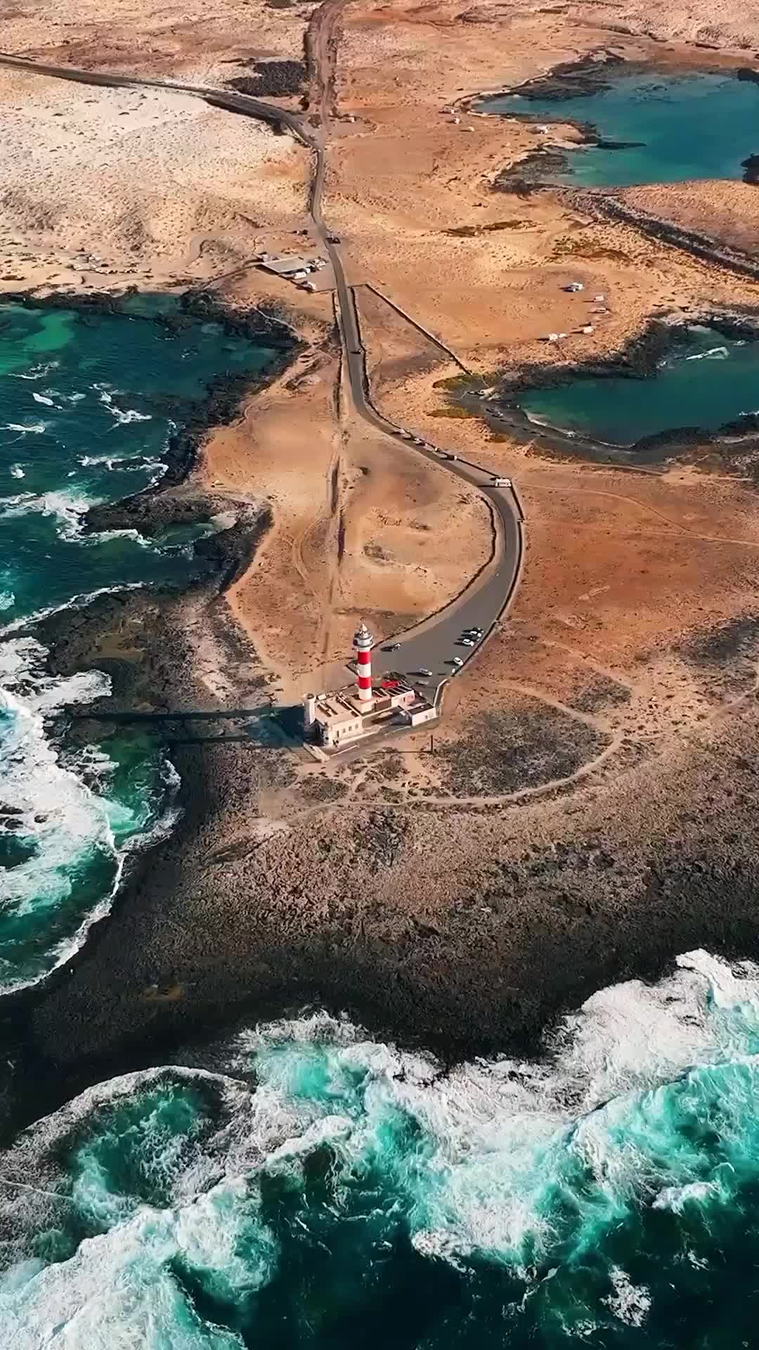 👉🏼 En la Punta Ballena  a 5 kilómetros al norte del pueblo de El Cotillo, se encuentra el Faro de El Tostón, un faro que tardó en construirse 6 años y que entró en funcionamiento en 1897.

💡En el interior del faro se encuentra el Museo de la Pesca Tradicional, que recoge costumbres  y tradiciones de los majoreros, así como una muestra de explotación sostenible de los recursos naturales.

🏄🏻 En los alrededores destacan las pequeñas calas como la playa del Marrajo o los Lagos, que forman piscinas de aguas cristalinas y muy tranquilas, donde está permitido el nudismo. Esta zona es muy propicia para practicar algunos deportes acuáticos como surf, windsurf o kitesurf.

📍Faro de el Tostón, Fuerteventura, Spain