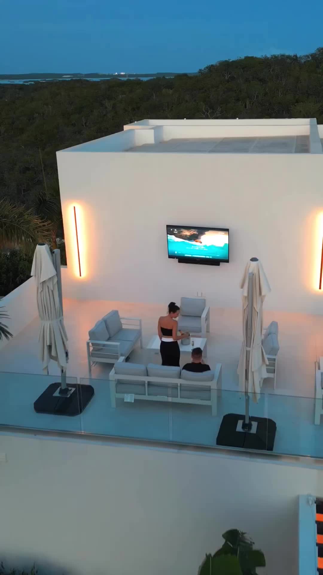 The ultimate cinema rooftop goals @villacielotci 🍿 
———
TAG someone you’d be watching your favourite movie here with! 

#turksandcaicos #cinemaroom #luxuryvillas #travelgoals #megamansion #travelandleisure #luxuryhomes #travelcouple #travelblogger #luxuryliving