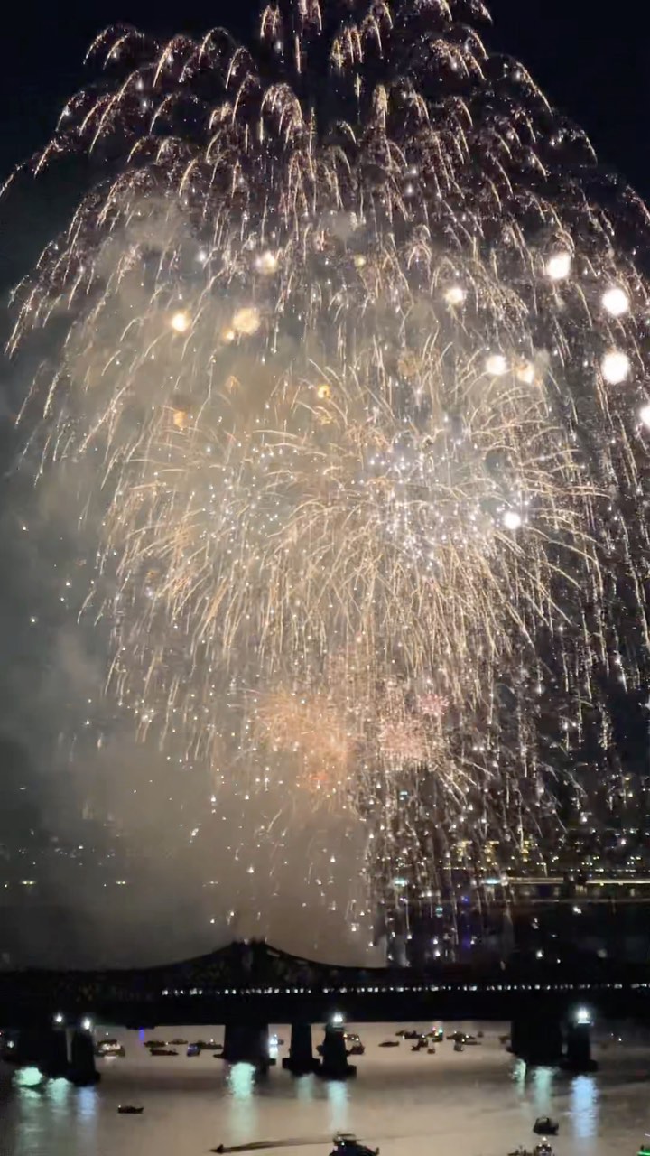 실시간 여의도불꽃축제 현장🤩
요번에는 <용양봉저정공원> 에서 관람했어요! 
지하철과 한강까지 함께 볼 수 있어 낭만이 2배✨
진짜 올해도 너무 아름다웠다🫶🏻

📍용양봉저정공원