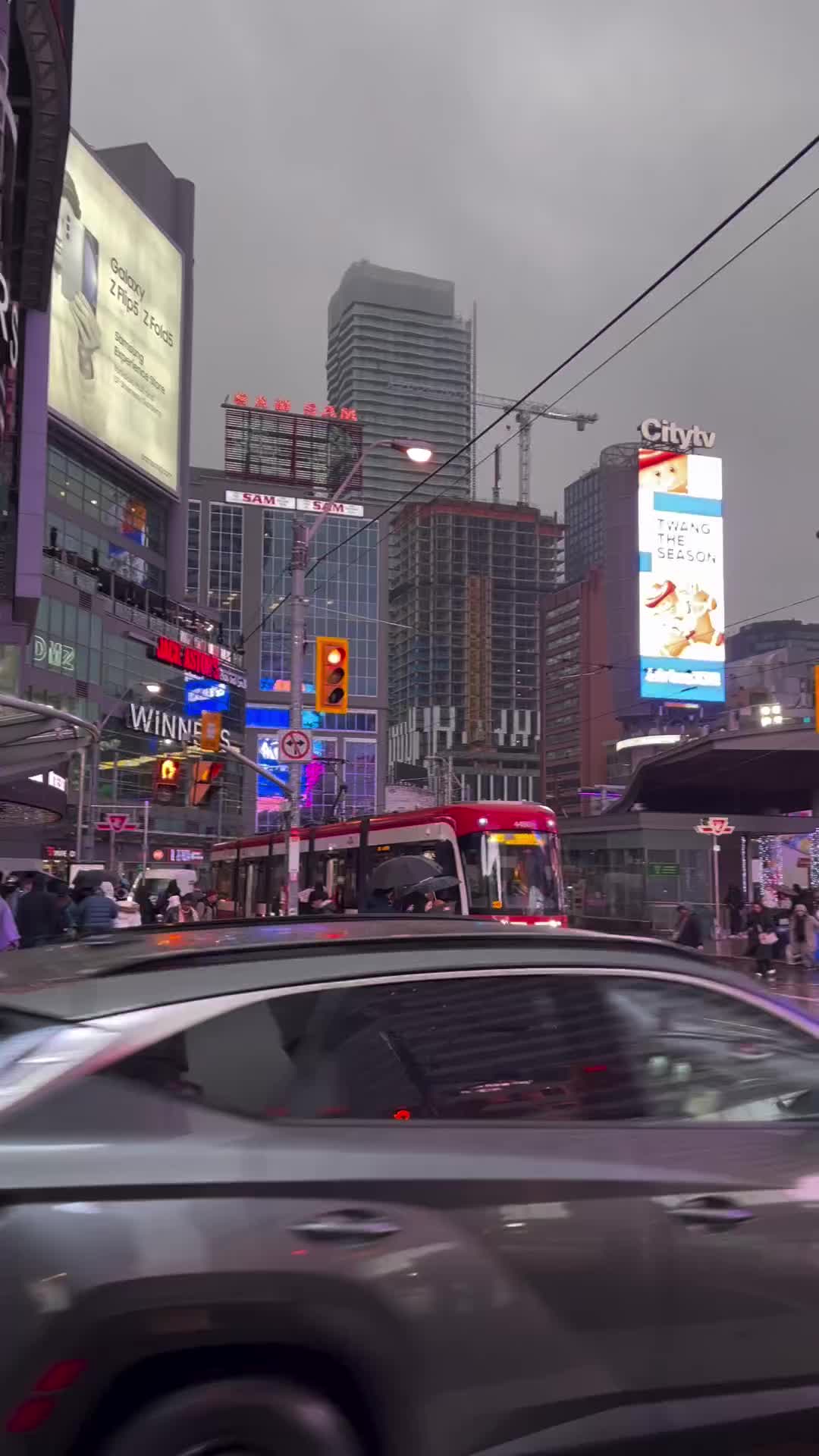 Rainy Day in Toronto: Exploring the City 🇨🇦