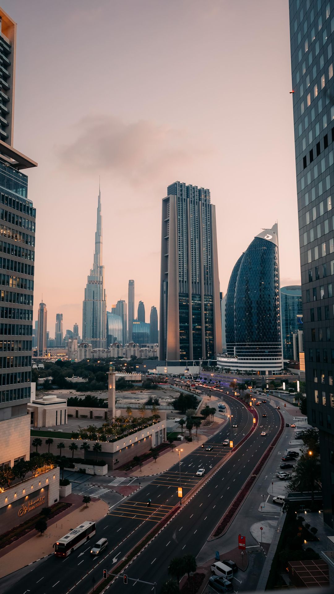 Back to the city 🏙️ #dubai 
———
📍 @fsdubaidifc @25hourshoteldubai @dubaiedition 

#dubailife #luxurytravel #beautifuldestinations #visitdubai #dubaicity #travelcouple #travelandleisure #travelcouple