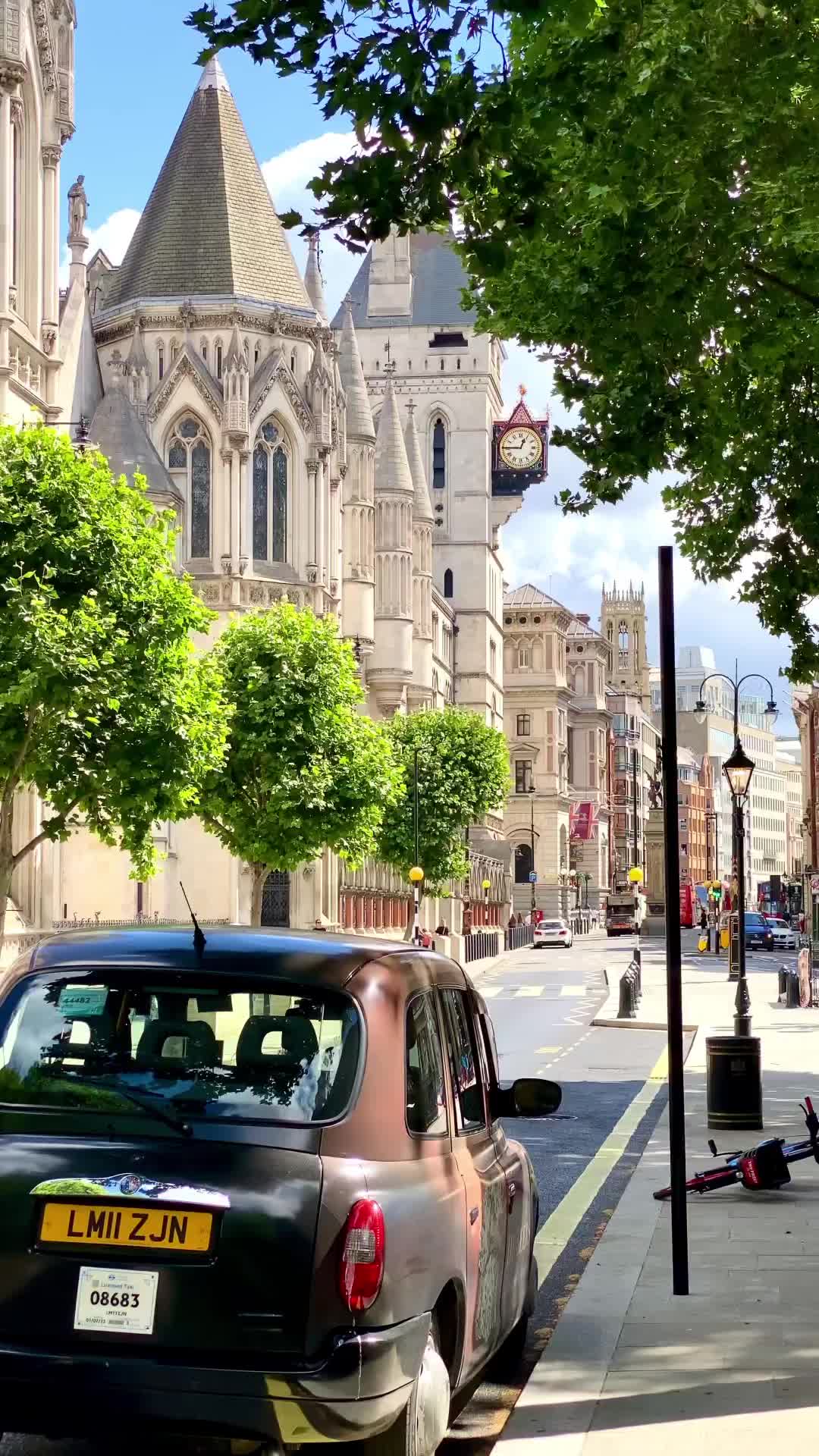 Fleet Street is definitely one of the most magical streets in London✨ Have you ever been here?