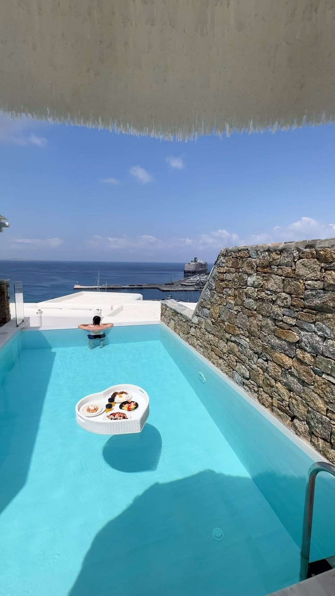 Mornings like this at @mykonosriviera 🇬🇷 Tag someone you'd take here 👌
.
.
#greece #mykonos #hotelsandresorts #beautifuldestinations #breakfast #greek #greekislands