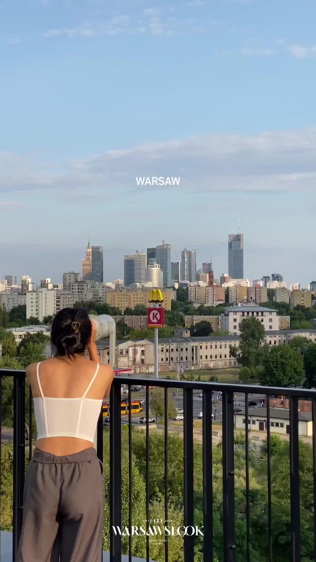 Free entry to the beautiful roof in the city center w/ a garden & relaxation areas. Filled with many species of plants, including flowers & herbs, it was designed in line w/ the philosophy of an urban garden overlooking the city skyline via @warsawslook 🏙️🏙️🏙️
📍Forest, 14 Burakowska St.