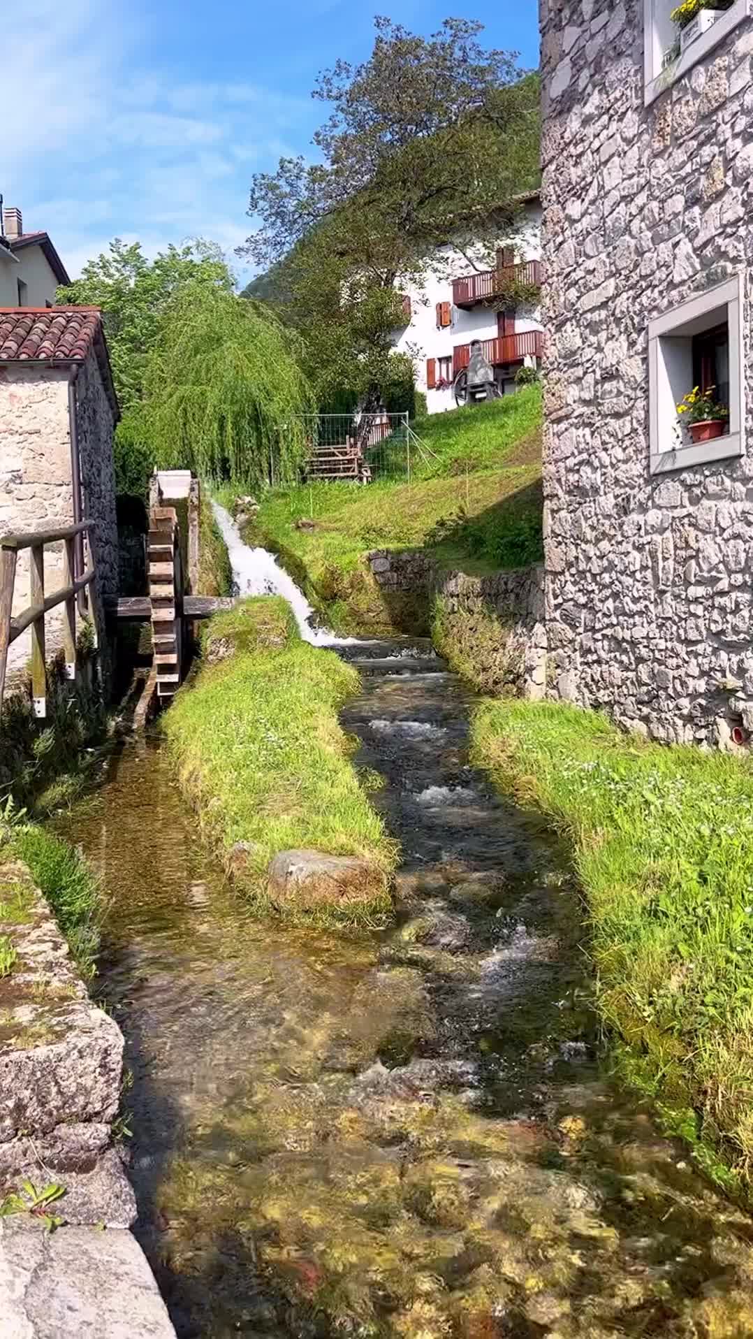 CONOSCI IL VILLAGGIO DEI MULINI TRA LE ALPI CARNICHE? 🫧

Esiste un villaggio incantato, tra mulini e case medievali, circondato dalle splendide montagne della Carnia: Illegio 💚

Una volta giunti in questa piccola perla del Friuli Venezia Giulia, la prima cosa da fare è sicuramente il “percorso dei mulini”, alcuni dei quali ancora funzionanti, con corsi d’acqua, sorgenti e tanto verde 🍃

All’interno del borgo, poi, troverai piccole botteghe, qualche locale dove assaggiare i piatti tipici e delle mostre interessanti, frutto della partnership con musei e collezionisti di tutta Europa 🖼️

Ti piacciono questi piccoli villaggi❓

-

#illegio #carnia #alpicarniche #friuli #friuliveneziagiulia #fvg #fvglive #udine #viaggiare #italia #borgo #mulini #natura #villages #norditalia #triveneto #italiadascoprire #viaggiareinitalia #postinascosti #luoghiincantati #welcomefridayѕ #travel #viajes #travelreel #weekendtrip