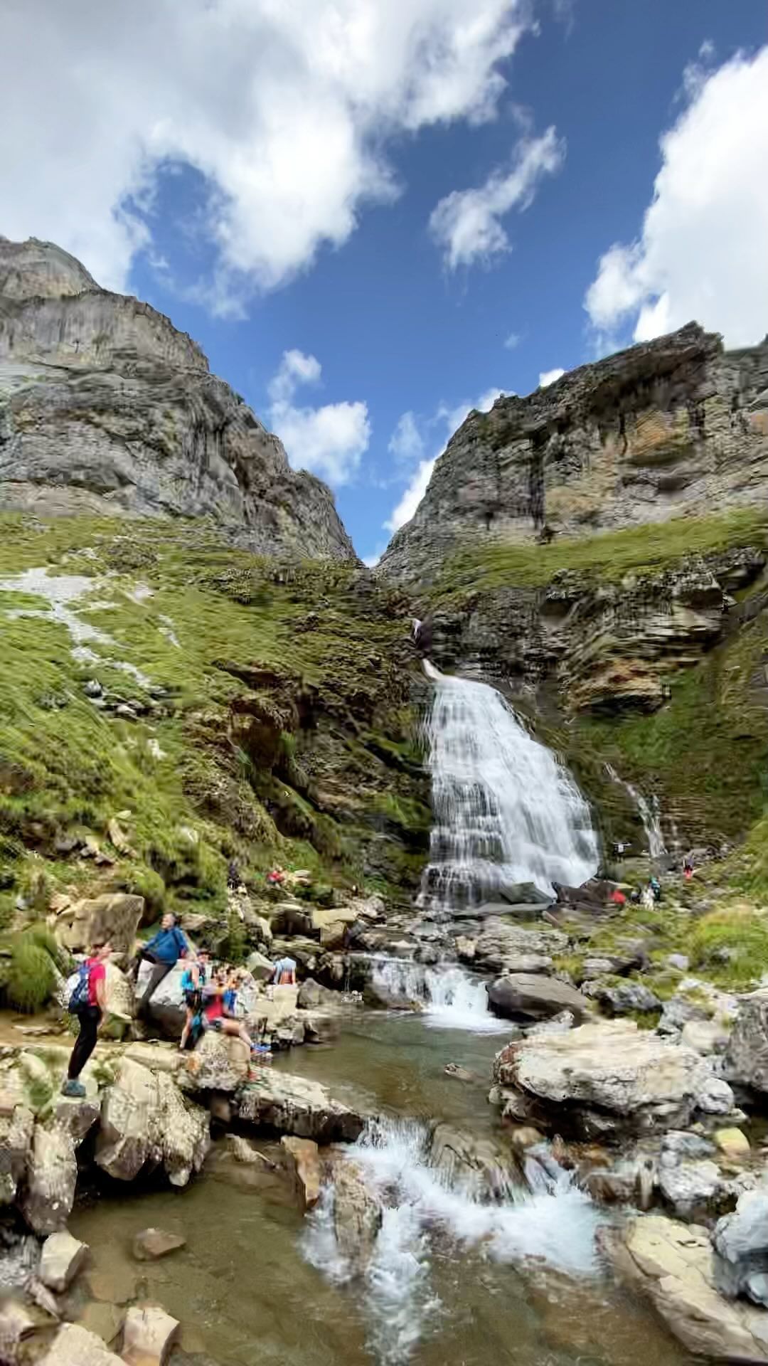 📍Cola de Caballo 💦 Los Pirineos 🏔 en Huesca.
En Ordesa y Monteperdido.

¿Precioso verdad? 💙🔝

#paisajes #monteperdido #ordesaymonteperdido #parquenacionaldeordesaymonteperdido #huesca #huescalamagia #huescaturismo #aragon #aragonturismo #lospirineos #pirineos #inpirineos #vivelospirineos #pirineoaragones #montañeros #montañismo #mountains #cascada #naturephotography #landscapephotography #landscape #naturelovers #naturaleza_spain #discoverearth #earthfocus #earthpix #outdoor #beautifuldestinations #bestplacestogo #vacationmode