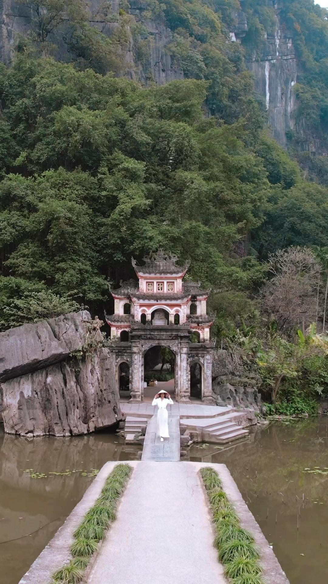 Immersive Ninh Binh Experience: Temples, Caves & Local Cuisine