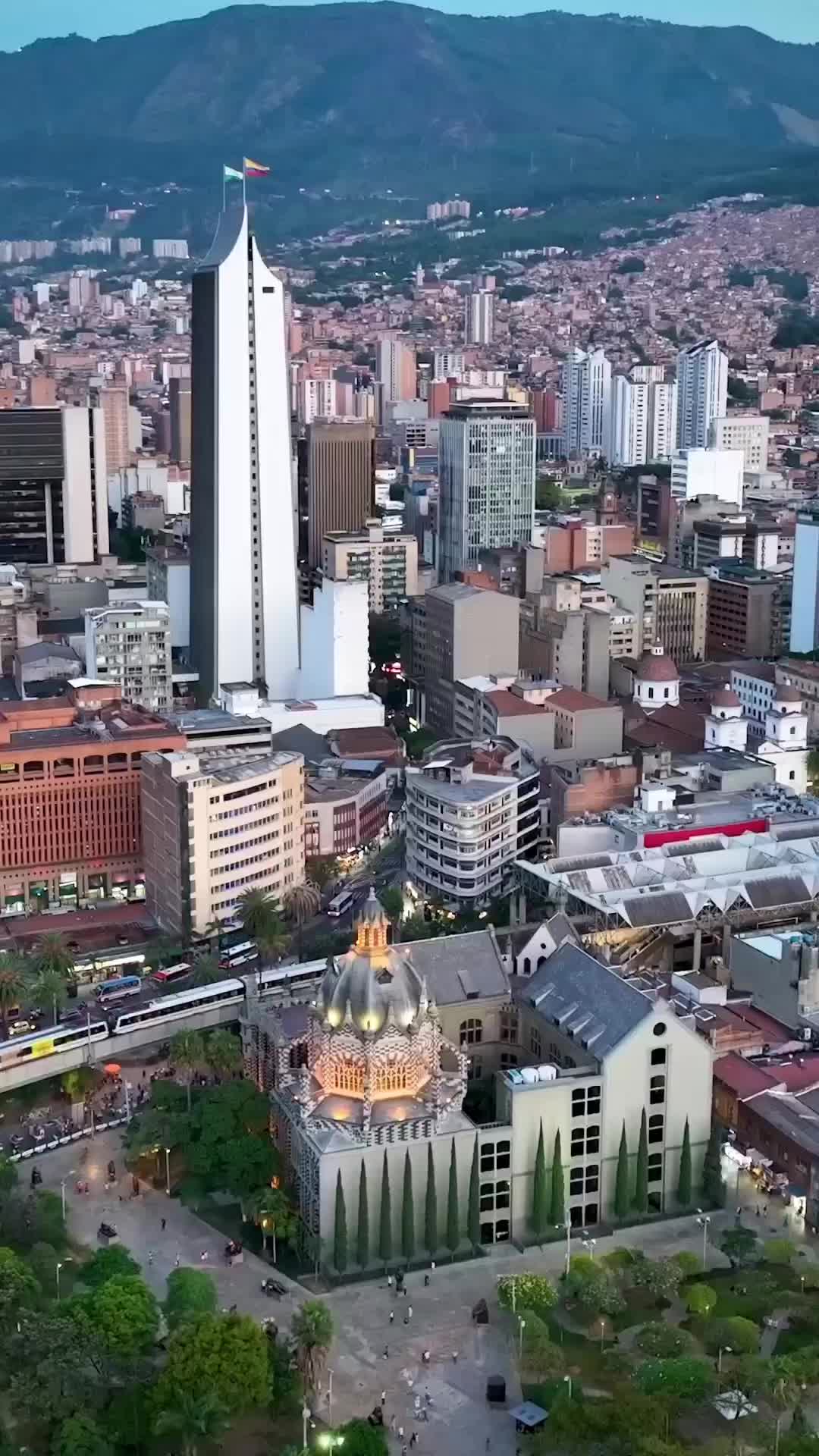 Discover Medellin: Colombia's Vibrant Cityscape 🌃🇨🇴