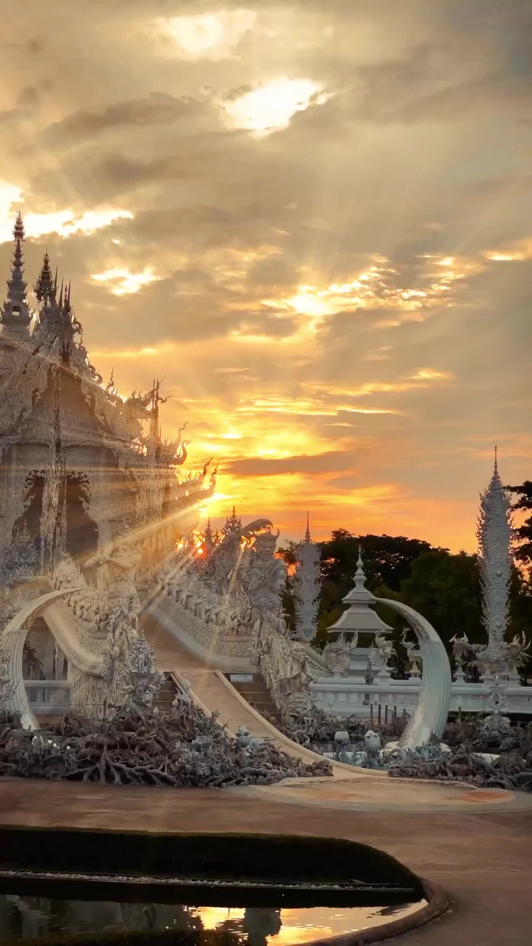 Explore the White Temple in Chiang Rai, Thailand