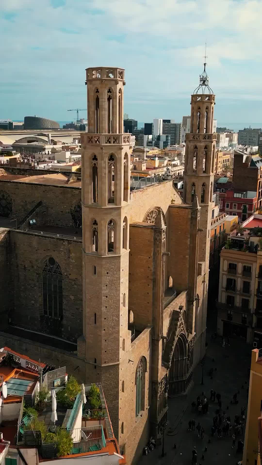 👉🏼 La iglesia de Santa María del Mar es una basílica menor situada en la ciudad de Barcelona. Fue construida entre 1329 y 1383. Desde el 3 de junio de 1931, tiene la catalogación de Bien de Interés Cultural.

👉🏼👉🏼 Parece ser que en la construcción participó activamente toda la población de la Ribera, en especial los descargadores del muelle, llamados galafates de la Ribera o bastaixos, los cuales llevaban las enormes piedras destinadas a la construcción de la iglesia desde la cantera real de Montjuic y desde las playas, donde estaban los barcos que las habían traído a Barcelona, hasta la mismísima plaza del Borne, cargándolas en sus espaldas, una a una. La puerta principal de la iglesia homenajea a los bastaixos que ayudaron a su construcción.

📍 Santa María del mar, Barcelona, Spain