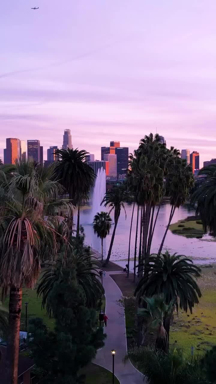 Sunset at Echo Park, the perfect setting for a stroll along the lake and taking in the stunning views of downtown Los Angeles. Happy weekend. 🌴🌴
.
.
#echopark #discoverla #mysecretla #californiadreaming #beautifuldestinations #bbctravel #tripadvisor #lonelyplanet #earthpix