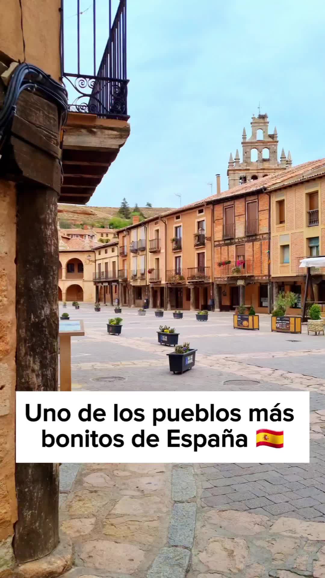 UBICACIÓN ⬇️⬇️ 

Éste es, sin duda, otro de los pueblos que te recomiendo visitar por su historia y por lo realmente precioso que es. 

Incluido en la lista de "Pueblos más bonitos de España" y situado al noreste de la provincia de Segovia, fue declarado Conjunto histórico-artístico en 1973. 

Por la Villa pasaron Alfonso VI, Alfonso VII, Fernando III, Fernando IV, María de Molina y el Cid Campeador, Santos como San Francisco de Asís, San Vicente Ferrer o Santa Teresa de Jesús. 

✅️Puntos de interés a visitar:
🔸️Puente romano
🔸️Arco medieval (una de las 3 puertas que tenía la villa)
🔸️El río Aguisejo y su precioso paseo fluvial con puentes y muchos patitos 🦆
🔸️Palacio de los Contreras
🔸️Plaza Mayor
🔸️Ayuntamiento 
🔸️Iglesia de San Miguel
🔸️La fuente de la plaza testigo de la historia
🔸️Torre Vigía La Martina / castillo (en lo alto del cerro)
🔸️Mirador junto a la torre
🔸️Iglesia de Santa María la Mayor
🔸️Ermita de San Nicolás 
🔸️Iglesia de San Juan 
🔸️Convento de San Franciso (a 1 km del pueblo)
🔸️Palacio del Obispo Vellosillo (hoy en día  alberga la Biblioteca y el Museo de Arte Contemporáneo)
🔸️Los Paredones (restos muralla árabe)
🔸️Varias casas señoriales
¿Conocíais Ayllón? Además en los alrededores podréis visitar más pueblos y lugares de interés preciosos que ya os iré enseñando 🤗

#ayllon #segovia #españa #castillayleon #castillayleón #pueblosmasbonitosdeespaña