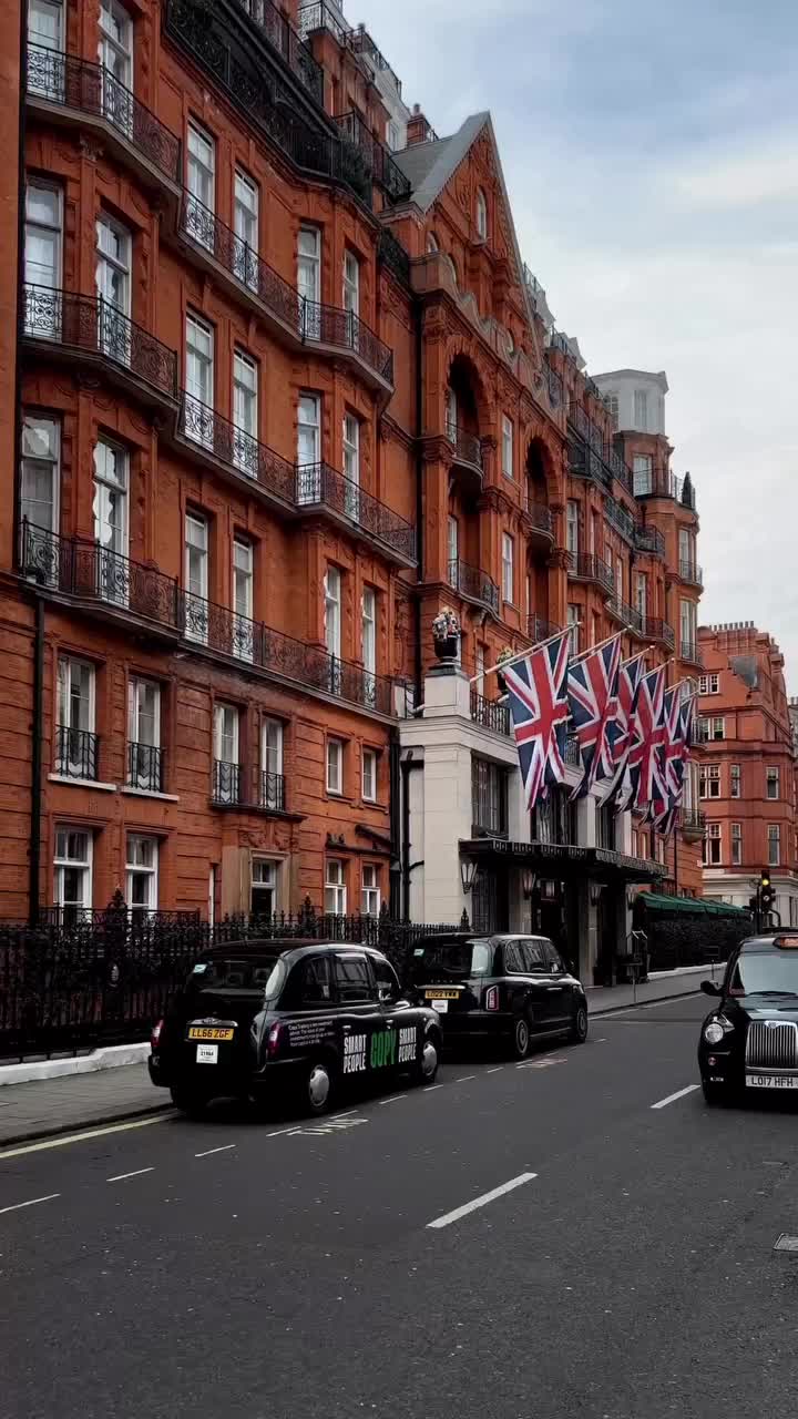 Spring has finally sprung so I enjoyed a little pre-lunch wander around the well-heeled neighbourhood of Mayfair the other day. It feels like everyone’s left London for the Easter break so the streets are generally quieter and perfect for exploring.

#london #prettycitylondon #itssolondon #mysecretlondon #visitlondon #letsdolondon #beautifuldestinations #explorelondon #shotoniphone #londonphotography #mayfair #tlpicks #cntraveler #map_of_europe #bestcitybreaks #uk