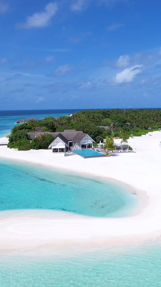 This is the main pool at Four Seasons Landaa Giraavaru and YES, it looks absolutely phenomenal 🤩🏝️

📍 @fsmaldives

-

Follow us ❤️ @toptravelplaces_ for more 👍

-

📸 Video taken by @toptravelplaces_

-

#maldives #travel #traveldestination #fsmaldives #fourseasons #fsmoments #maldivesislands #luxurytravel #honeymoondestination #beachholiday #beachvibes #luxuryresorts #forbestravelguide #maldivesresorts #maldiveslovers #maldives🇲🇻 #djiair3 #dronevideo