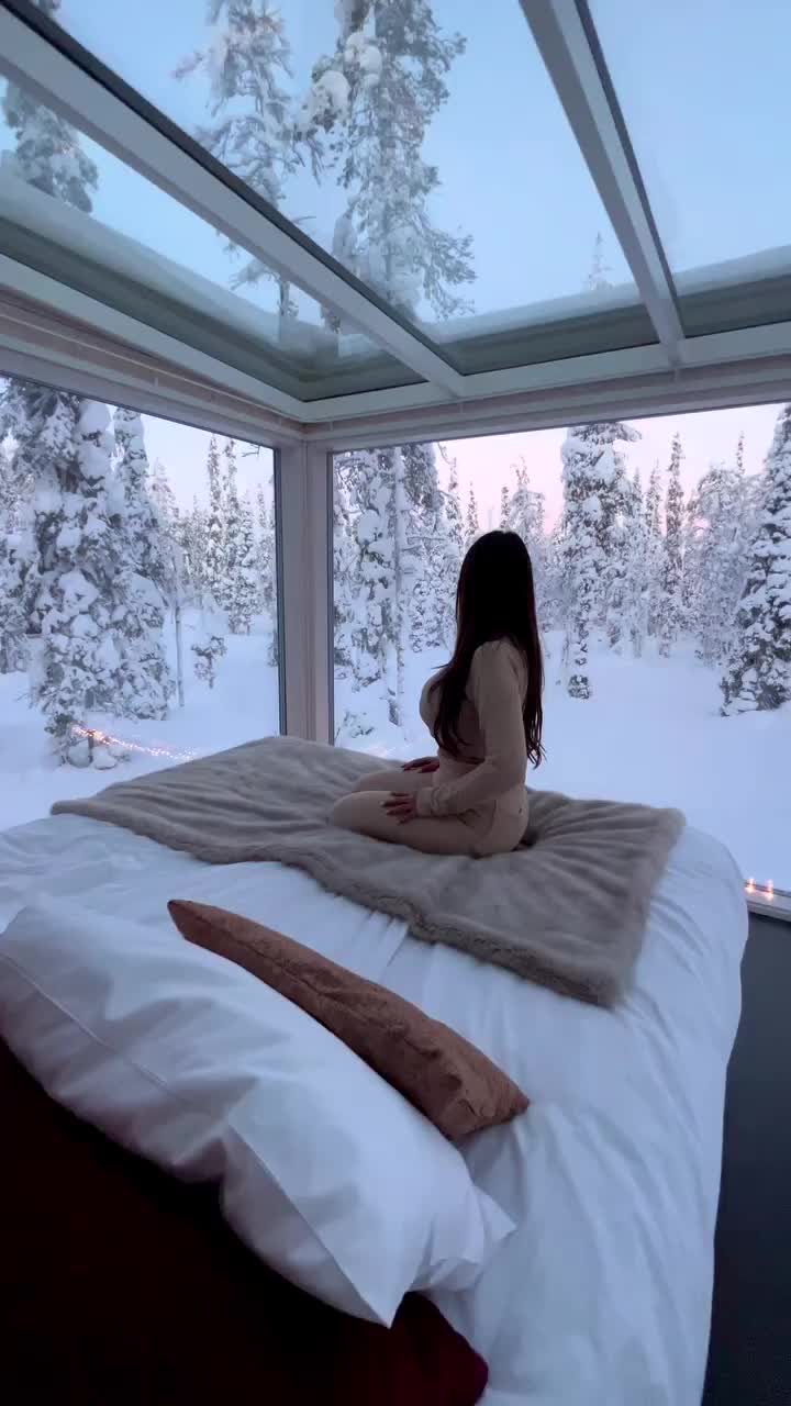 I am completely in love with the experience of being surrounded by nature
Ideal place to relax, especially for those who live in a city

And when night comes, you can enjoy the glass ceiling to see the Northern Lights directly from your bed 😍❄️ So cozy ❤️

Spring is almost here, do you already have your summer trips booked? I want to know everything 🥰

📍Lapland, Finland 🇫🇮 
 @arcticskylightlodge