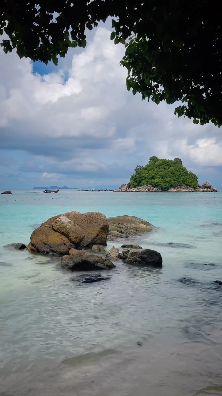 Where are you from? 
📍Koh Lipe, Thailand 
.
#vacation #vacations #holiday #holidays #vakantie #ferien #travelexperience #algorithm #explorethailand #travelthailand #thailand #kohlipe #instareels #trendingaudio #trendingnow