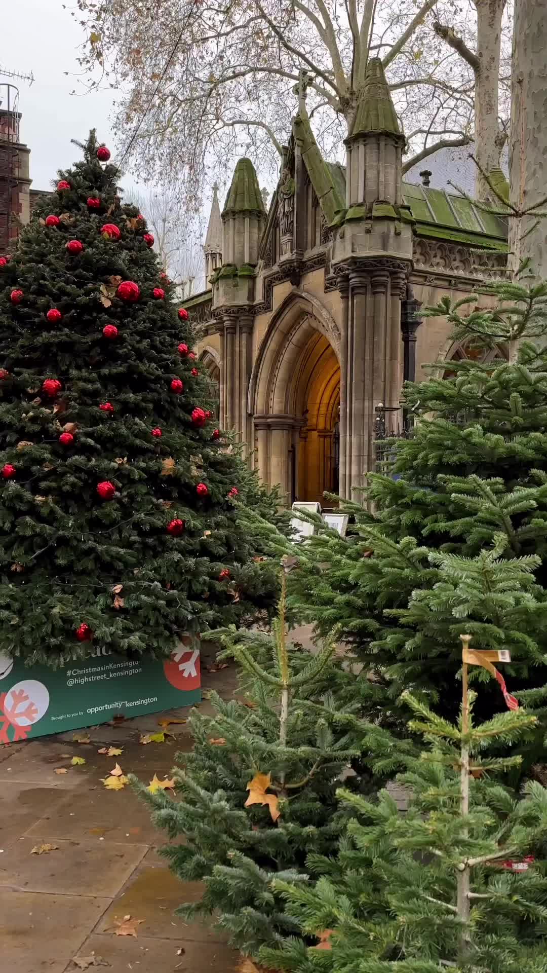 Christmas in Kensington Church Court, London 🎄✨