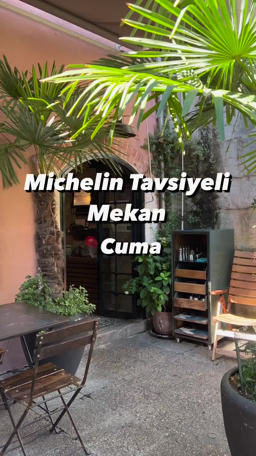 Çorba, mantı ve pizzetta 🍽

Cuma, Çukurcuma’da bulunan bir restoran.📍

Ön tarafında açık bahçe bölümü, giriş katında ise bar bölümü bulunuyor. 1.katta nostaljik bir ortamda yemek yiyebileceğiniz birkaç masa mevcut. Biz 1. katta oturmayı tercih ettik. 🌿

Mekanın dokusu bulunduğu antikacılar sokağına oldukça uygun tasarlanmış, çok keyifli bir ortamı var. 😍

Michelin Bib Gourmand listesinde de yer alıyor. 🌟 

Aynı zamanda etkinliklerin yapıldığı Saloncuma’nın kardeş kuruluşu. 💓 @cumacukurcuma @saloncuma 

Soğuk ayran aşı çorbası, yoğurt, maş fasulyesi, salatalık, kuru kayısı ve nane bulunan bir çorbaydı, oldukça lezzetliydi. 🙌🏻

Antakya tuzlu yoğurtlu ve porçini mantarlı Gürcü mantısı da çok güzeldi. Yoğurt içerisinde az miktarda tahin bulunuyordu ve üzerinde acı iki farklı yağ ile süslenmiş lezzetli bir yemekti. 🥟 

Son olarak hafif ama lezzetli mozzarella & sucuk & kurutulmuş domates ve fesleğenli pizzetta denedik.🍕

Ücretli tanıtım/iş birliği değildir. Tüm masraflar tarafımızdan karşılanmıştır.

Ayran aşı çorbası: 185 TL
Antakya tuzlu yoğurtlu ve porçini mantarlı Gürcü mantısı: 420 TL
mozzarella & sucuk & kurutulmuş domates ve fesleğenli pizzetta: 325 TL
Büyük su: 60 TL
4 kişi ve üzeri servis bedeli: %10 (4 kişi altında servis bedeli alınmıyor)

(Eylül’23 fiyatlarıdır.)

Firuzağa Mahallesi, Çukur Cuma Caddesi, 53/A, Beyoğlu/İstanbul 📍
Telefon: 0212 293 20 62 ☎️

Rehber Yorumu: Çukurcuma’da nostaljik bir ortamda lezzetli yemek yemek için tavsiye ederiz.

Mekan: 7.5/10
Lezzet: 7.5/10

English Summary: Cuma is a restaurant located at Çukurcuma, Beyoğlu/İstanbul.📍We really liked the 1. floor of the restaurant and we recommend this place for delicious foods. 🍽

#mekanönerisi #çukurcuma #istanbul #gezilecekyerler #istanbulda1yer #mekanöneri #nereyegitsek