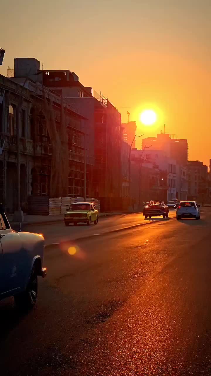 Discover Havana’s Charm: Vintage Cars & City Life
