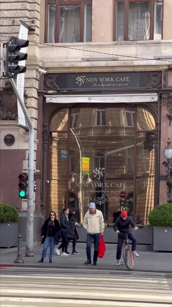 Luxurious Café New York in Budapest: Hot Chocolate & Cake