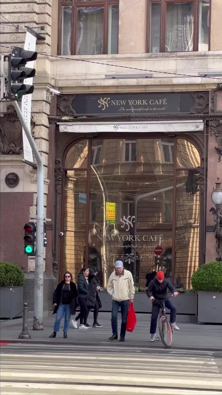 this cafe is as expensive as it looks but the hot chocolate and cake 💯

#newyorkcafebudapest #budapestfoodguide #budapestcake #wheninbudapest