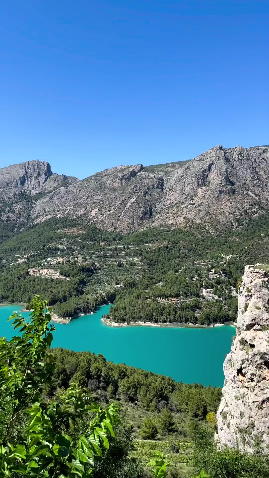 Discover the Stunning Embalse De Guadalest in Spain