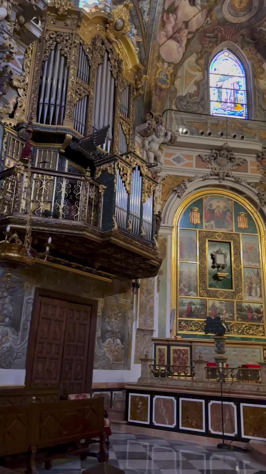 ⛪️ Conocida como la Capilla Sixtina valenciana, San Nicolás es una parroquia con más de 700 años de historia y con una bóveda que alberga cerca de 2000 metros cuadrados de frescos barrocos en pleno centro histórico de Valencia.

🌠 El templo, que ya era lugar de culto en época romana antes de ser mezquita e iglesia católica, combina magistralmente la arquitectura gótica con la ornamentación barroca y su visita te hará vivir toda una experiencia para los sentidos.

La entrada individual son 10€ en la que está incluida la audioguía en español, valenciano, inglés, francés e italiano. 

⏰HORARIOS
———————
❄️INVIERNO.  De octubre a junio

Los lunes no hay visita turística.
De martes a viernes: de 10:30 a 19:00.
Sábados: de 10:00 a 18:30 h.
Domingos: de 13:00 a 19:00 h.

 ☀️VERANO. De julio a septiembre

Los lunes no hay visita turística.
De martes a viernes: de 10:30 a 20:30 h.
Sábados: de 10:00 a 19:30 h.
Domingos: de 13:00 a 20:30 h.

 
🔐 Guarda este reel y etiqueta en un comentario con quien compartirías esta experiencia, porque no hay nada mejor que descubrir lugares increíbles 😍

🎒Para más contenido como este, puedes seguirme en @rocioromero.22 😁

______________________________________

#taj #sannicolas #architecturephotography #valencia_enamora #loves_valencia #valencia_megusta #valencia_click #valencia_travel #gotico #iglesiavalencia #reelsviral #reelsvideo #love #instatravel #traveltheworld