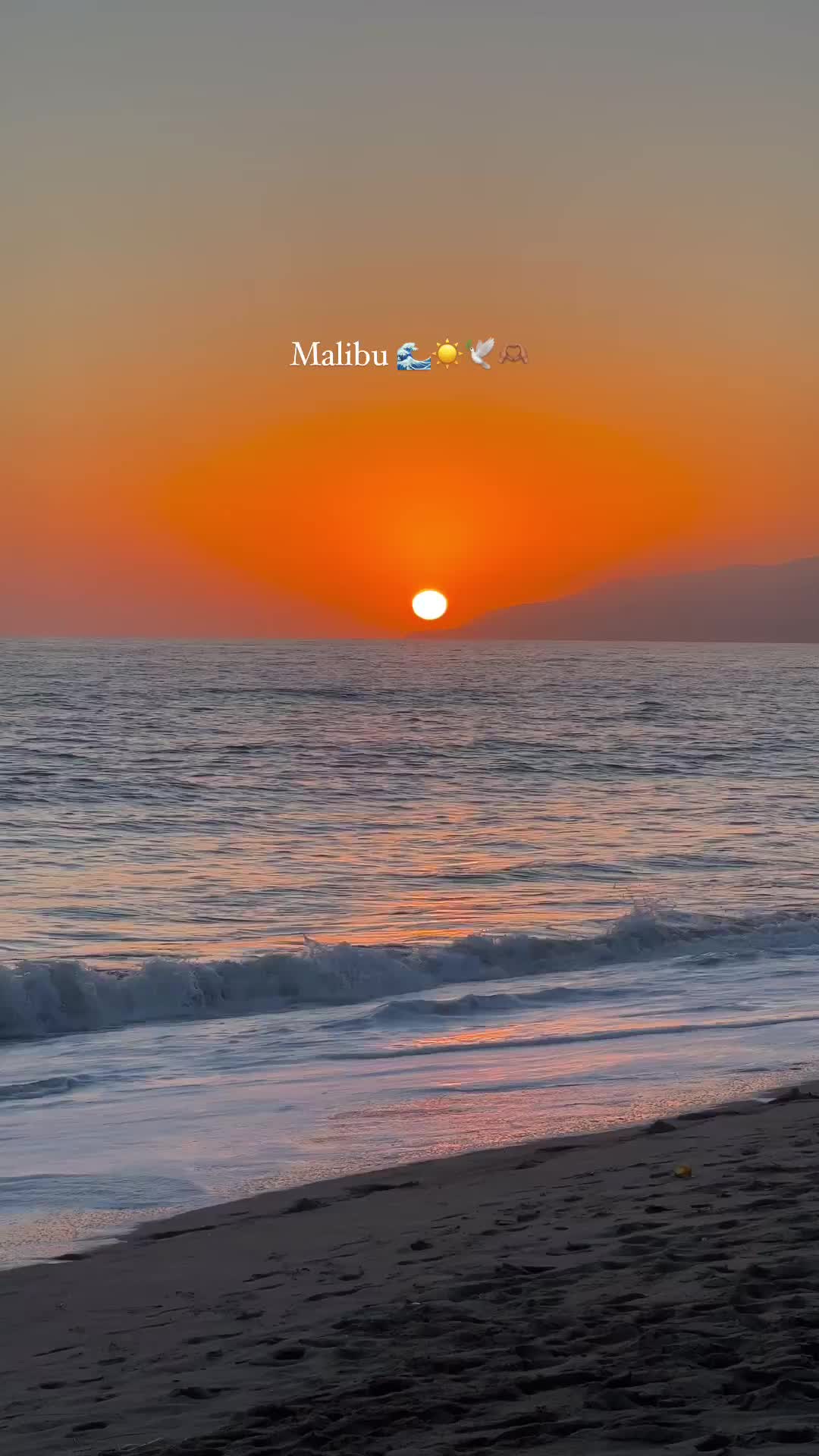 Malibu Beach Sunset: A Tranquil Ocean Escape